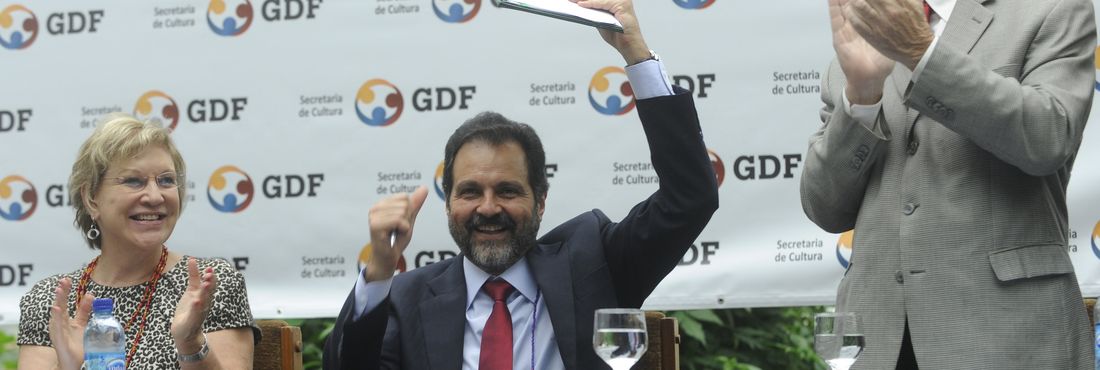 Sistema Nacional de Cultura O governador do Distrito Federal, Agnelo Queiroz, comemora a adesão ao Sistema Nacional de Cultura, ao lado da ministra da Cultura, Marta Suplicy, e do presidente da Câmara Legislativa, Wasny de Roure