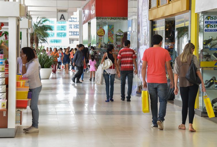 Shopping no centro de Brasília tem movimento intenso no último fim de semana antes do Natal