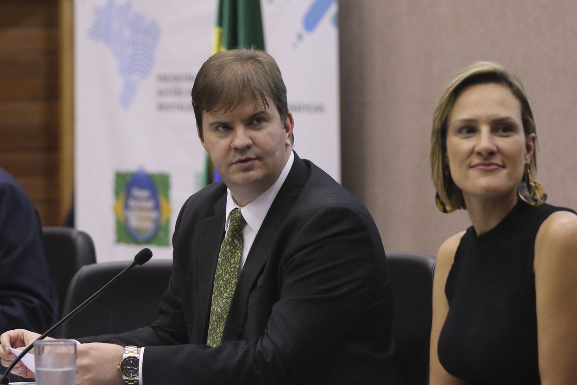 Valter Campanato/Agência Brasil O ministro do Desenvolvimento Regional, Gustavo Canuto, e a presidente da ANA, Christianne Dias, durante abertura do Encontro Nacional de Gestão de Recursos Hídricos e Revitalização de Bacias Hidrográficas, em Brasília.