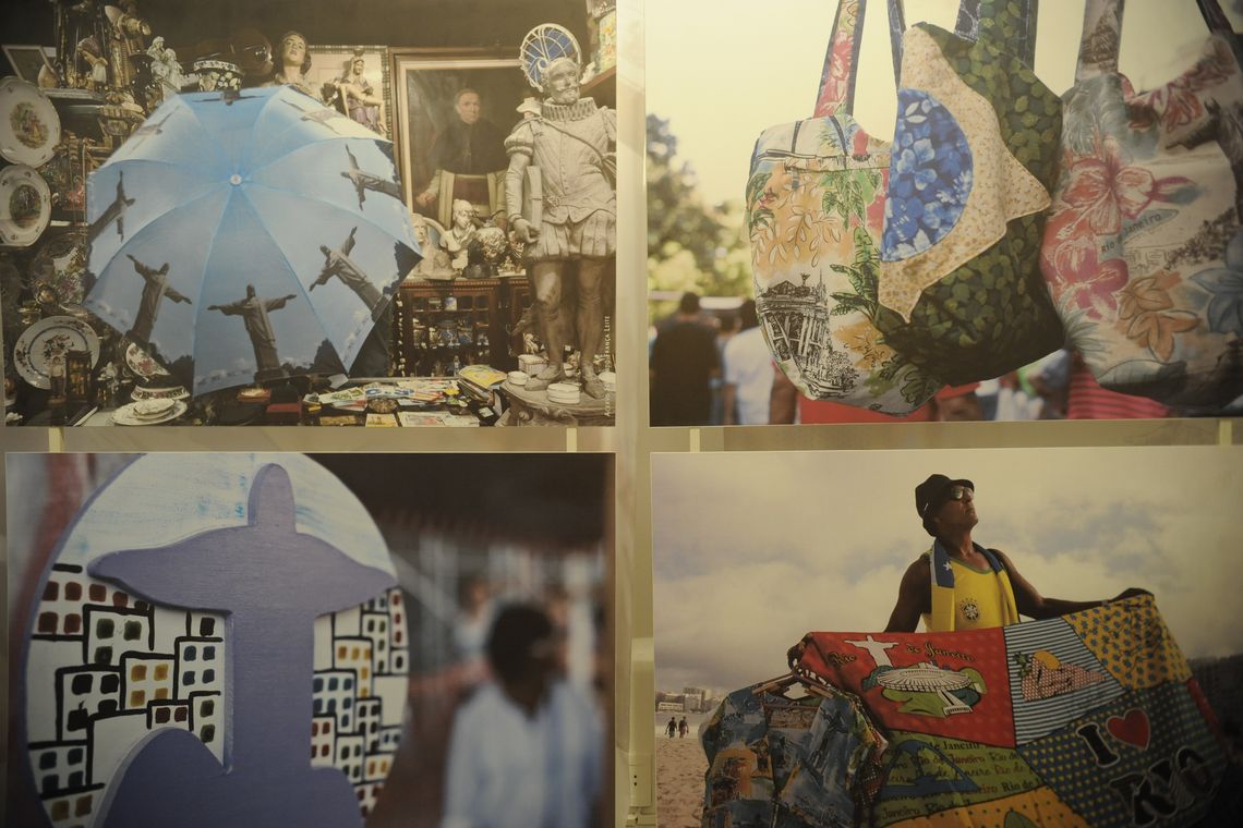 16 17:20:25 A exposição Com do Rio da Cabeça aos Pés: sem medo de ser Kitsch mostra a representação do RJ em souvenires desde os anos 20 até trabalhos contemporâneos no Centro Carioca de Design (Fernando Frazão/Agência Brasil)