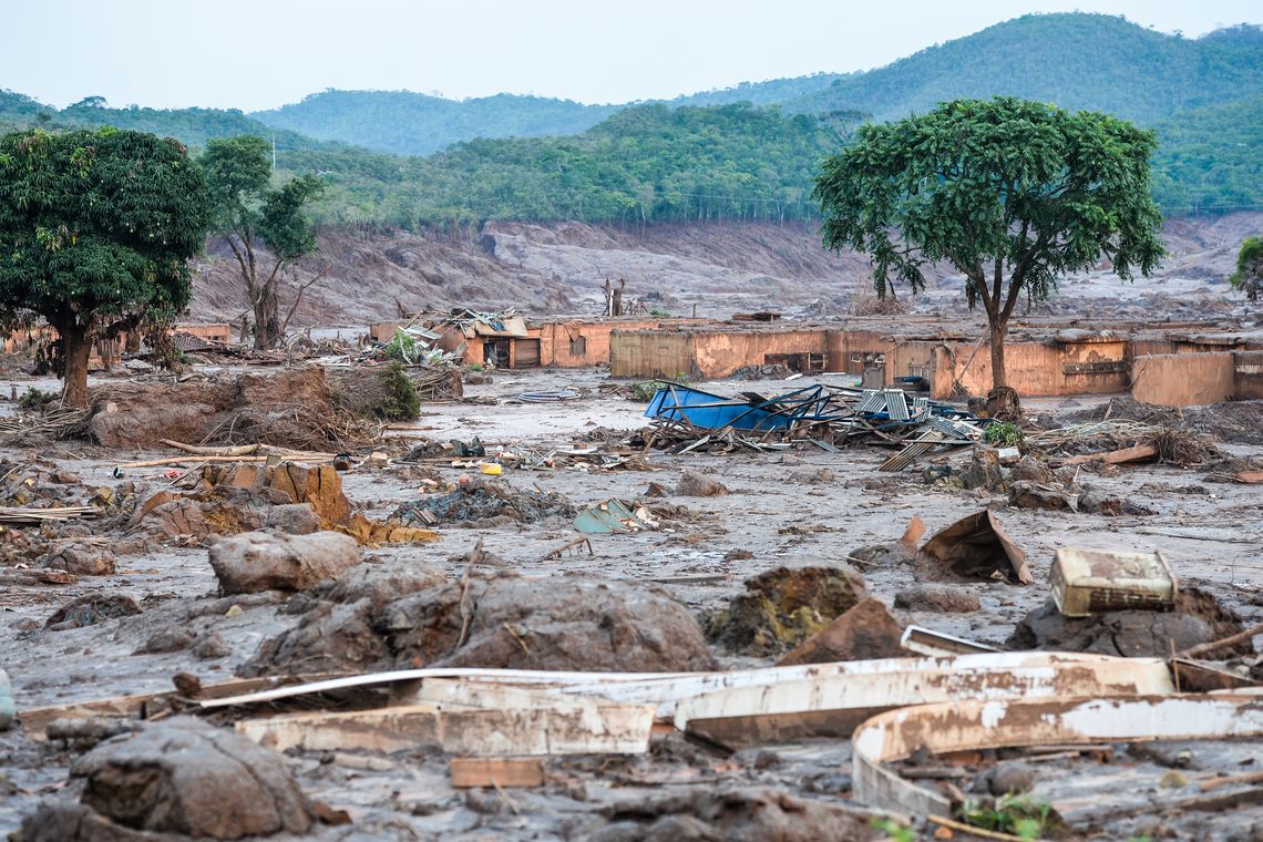 Antonio Cruz/ Agência Brasil Mariana (MG) - Rompimento de duas barragens da mineradora Samarco na última quinta-feira (5). Em meio ao cenário de muita lama, barro e destruição, o que restou lembra uma cidade fantasma (Antonio Cruz/Agência Brasil)