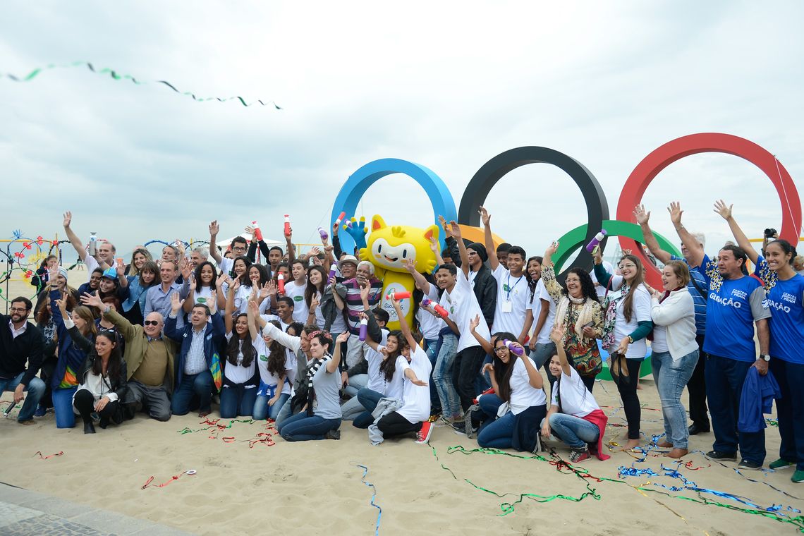 Tomaz Silva/Agência Brasil Rio de Janeiro - Estudantes, professores do Projeto Transforma e autoridades participam da inauguração da escultura dos aros olímpicos em Copacabana (Tomaz Silva/Agência Brasil)