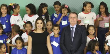 O presidente Jair Bolsonaro, acompanhado da primeira-dama Michelle Bolsonaro, assiste a uma apresentação de cantata de Páscoa, no Palácio do Planalto.