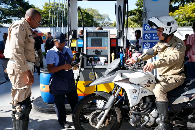 Posto de combustIvel, em São Cristóvão, na zona norte da cidade, recebe gasolina e volta a abastecer,  gerando enormes filas de carros e motos.