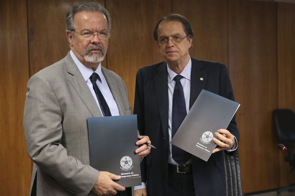 Valter Campanato/Agência Brasil Os ministros da Segurança Pública, Raul Jungmann, e do Trabalho, Caio Vieira de Mello, assinam acordo de cooperação para a geração de vagas de trabalho e de renda para presos, egressos e pessoas em cumprimento de penas alternativas.