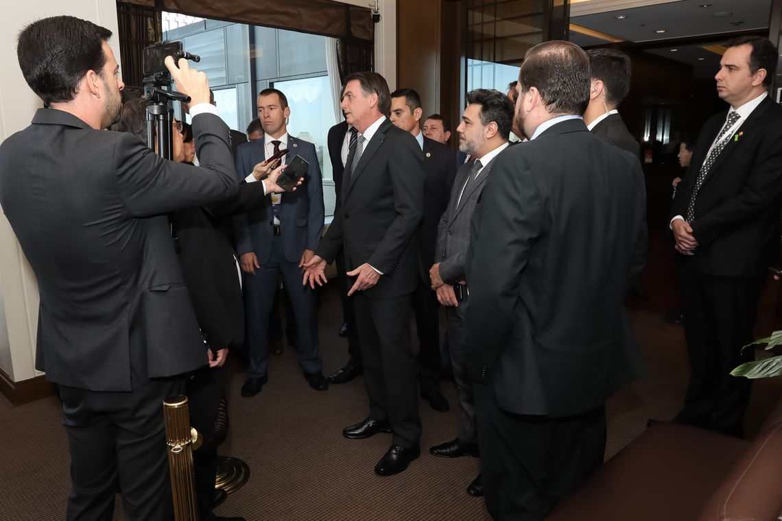 O presidente da República Jair Bolsonaro fala à Imprensa no Hotel Imperial