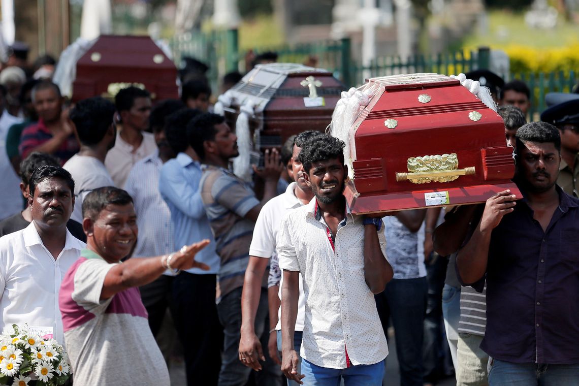REUTERS / Dinuka Liyanawatte / Direitos reservados As pessoas reagem durante um enterro em massa de vítimas, dois dias depois de uma série de ataques suicidas em igrejas e hotéis de luxo em toda a ilha no domingo de Páscoa, em Colombo, Sri Lanka, 23 de abril de 2019. REUTERS / Dinuka Liyanawatte