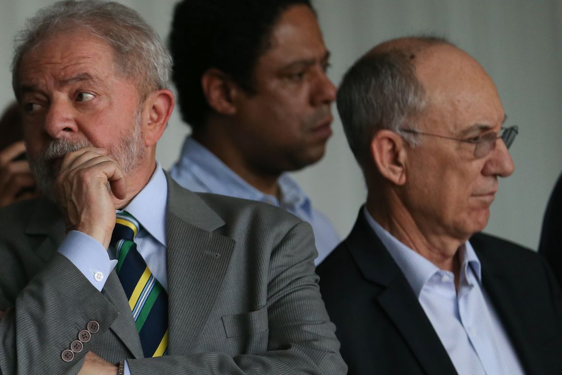 José Cruz/Agência Brasil Brasília - Ao lado de políticos e ex-ministros, o ex-presidente Luiz Inácio Lula da Silva acompanha o pronunciamento da ex-presidenta Dilma Rousseff (José Cruz/Agência Brasil)