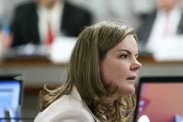 Brasília - A Senadora Gleisi Hoffmann durante sessão da Comissão Processante do Impeachment para oitiva da junta pericial composta por três servidores do Senado: Fernando Álvaro Leão Rincon, Diego Prandino Alves e João Henrique Pederiva 