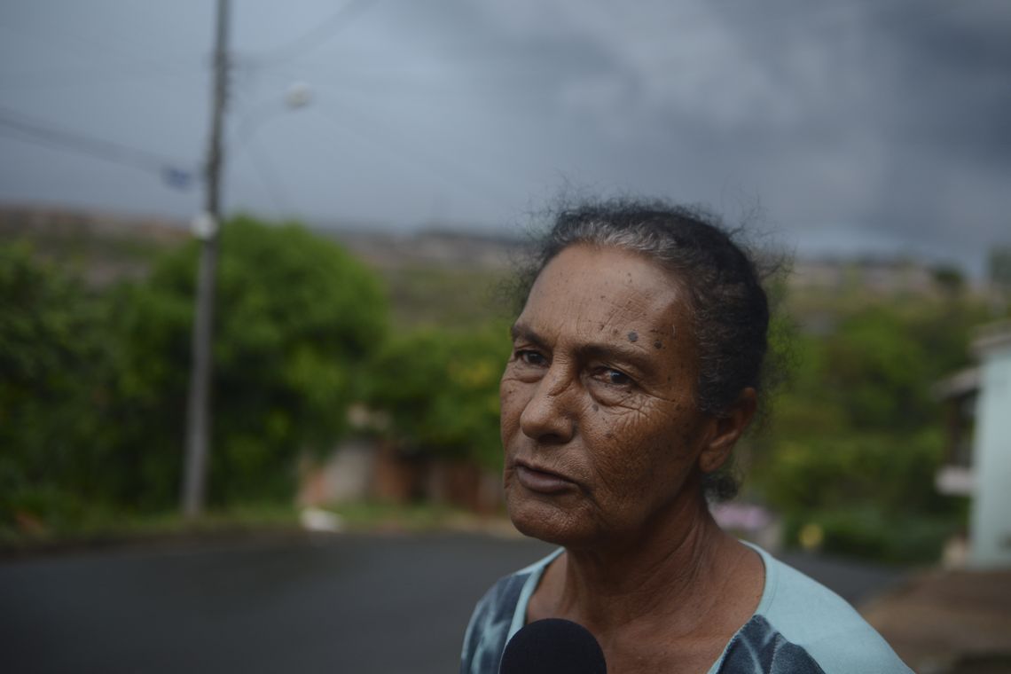 ABR; José Cruz/Agencia Brasil A aposentada Ermelinda da Silva Pereira, 66 anos, se mudou para o bairro Amoreiras 2, vizinho à mina,há sete anos, quando vendeu a casa onde morava em outra região de Paracatu para a Kinross (José Cruz/Agência Brasil)