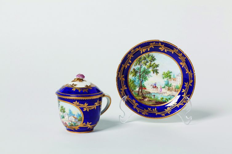 Exposição de porcelana europeia da coleção Ema Klabin
