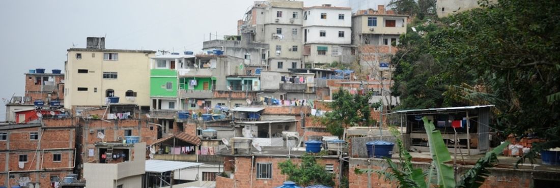 Rio de Janeiro – A Divisão de Homicídios da Polícia Civil destacou hoje (7) cerca de 50 agentes para as buscas na Rocinha pelo corpo do auxiliar de pedreiro Amarildo de Souza, desaparecido desde 14 de julho Rio de Janeiro – A Divisão de Homicídios da Polícia Civil destacou hoje (7) cerca de 50 agentes para as buscas na Rocinha pelo corpo do auxiliar de pedreiro Amarildo de Souza, desaparecido desde 14 de julho