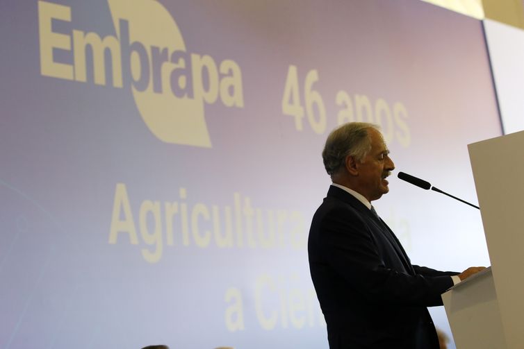 O presidente da embrapa, Sebastião Barbosa, participa de solenidade comemorativa dos 46 anos da Empresa Brasileira de Pesquisa Agropecuária (Embrapa)