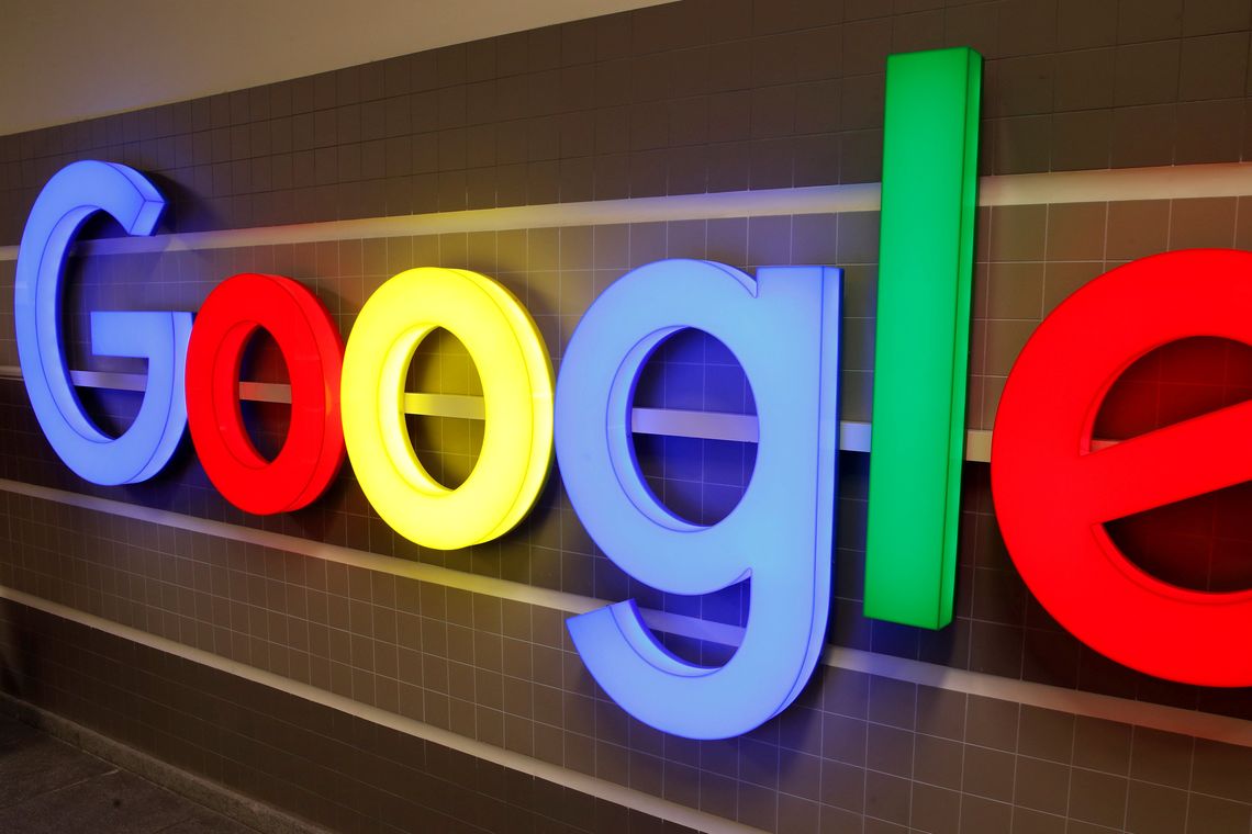 Logotipo do Google Ã© exibido dentro de um prÃ©dio de escritÃ³rios em Zurique, SuÃ­Ã§a. 