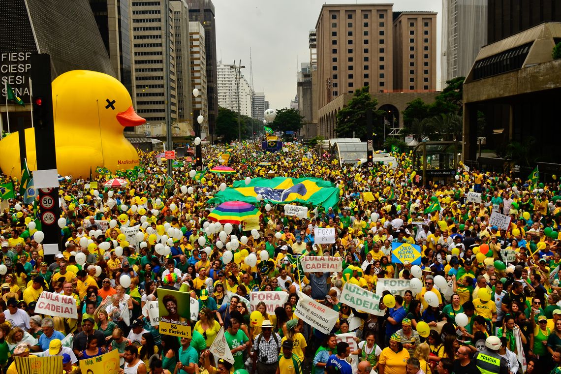 Rovena Rosa/Agência Brasil São Paulo - Manifestação na Avenida Paulista, região central da capital, contra a corrupção e pela saída da presidenta Dilma Rousseff (Rovena Rosa/Agência Brasil)
