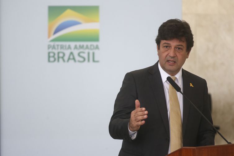 O ministro da SaÃºde, Luiz Henrique Mandetta, participa do lanÃ§amento do programa MÃ©dicos pelo Brasil, no PalÃ¡cio do Planalto. 