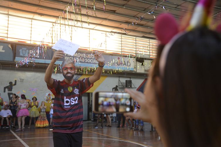 CIAD Mestre Candeia faz festa de carnaval para alunos e familiar