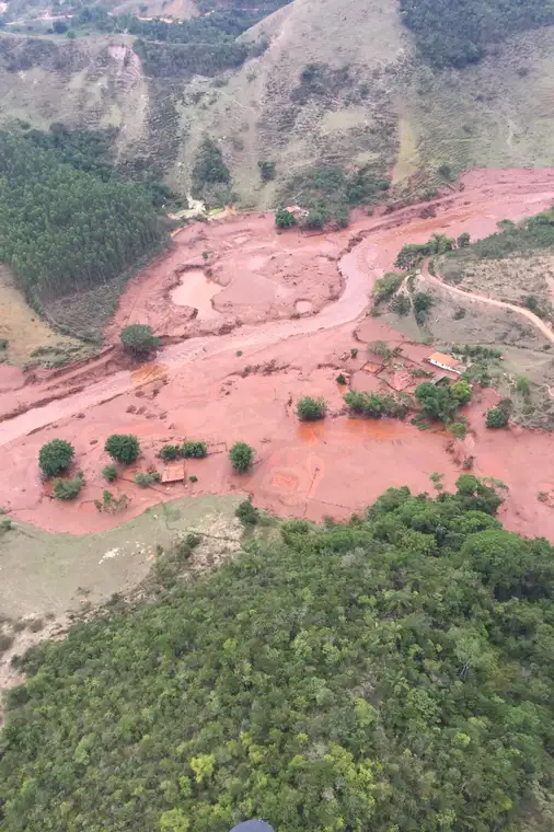Corpo de Bombeiros/MG - Divulgação Mariana (MG) - barragem pertencente à mineradora Samarco se rompeu no distrito de Bento Rodrigues, zona rural a 23 quilômetros de Mariana, em Minas Gerais (Corpo de Bombeiros/MG - Divulgação)