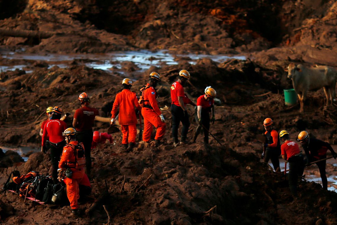 FILE PHOTO: Members of a rescue team search for victims after a tailings dam owned by Brazilian mining company Vale SA collapsed, in Brumadinho, Brazil January 28, 2019. REUTERS/Adriano Machado/File Photo