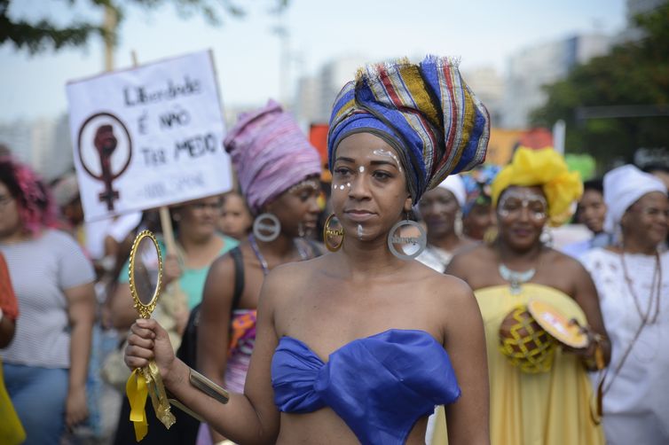 Quarta Marcha das Mulheres Negras em Copacabana, no Rio de Janeiro, protesta contra a violência que atinge as mulheres negras em todo o país. 