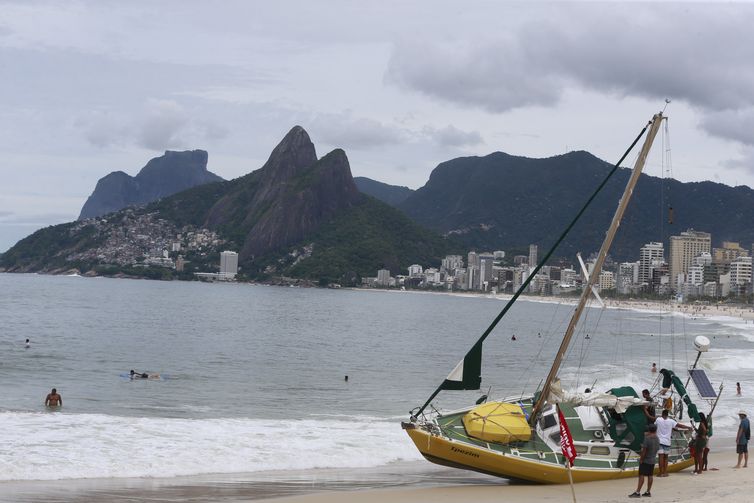 Temporal causa danos na cidade do Rio de Janeiro. A ventania também arrastou um veleiro que estava nas proximidades de uma das praias da zona sul para o Arpoador, entre Copacabana e Ipanema.