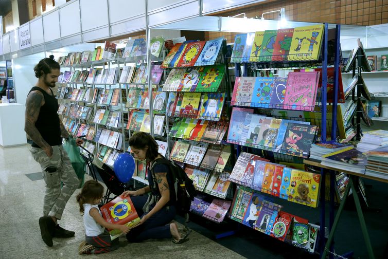 Wilson Dias/Agência Brasil Brasília - 33ª Feira do Livro de Brasília. Na programação tem debates, recitais, palestras, apresentações culturais e lançamentos de livros (Wilson Dias/Agência Brasil)