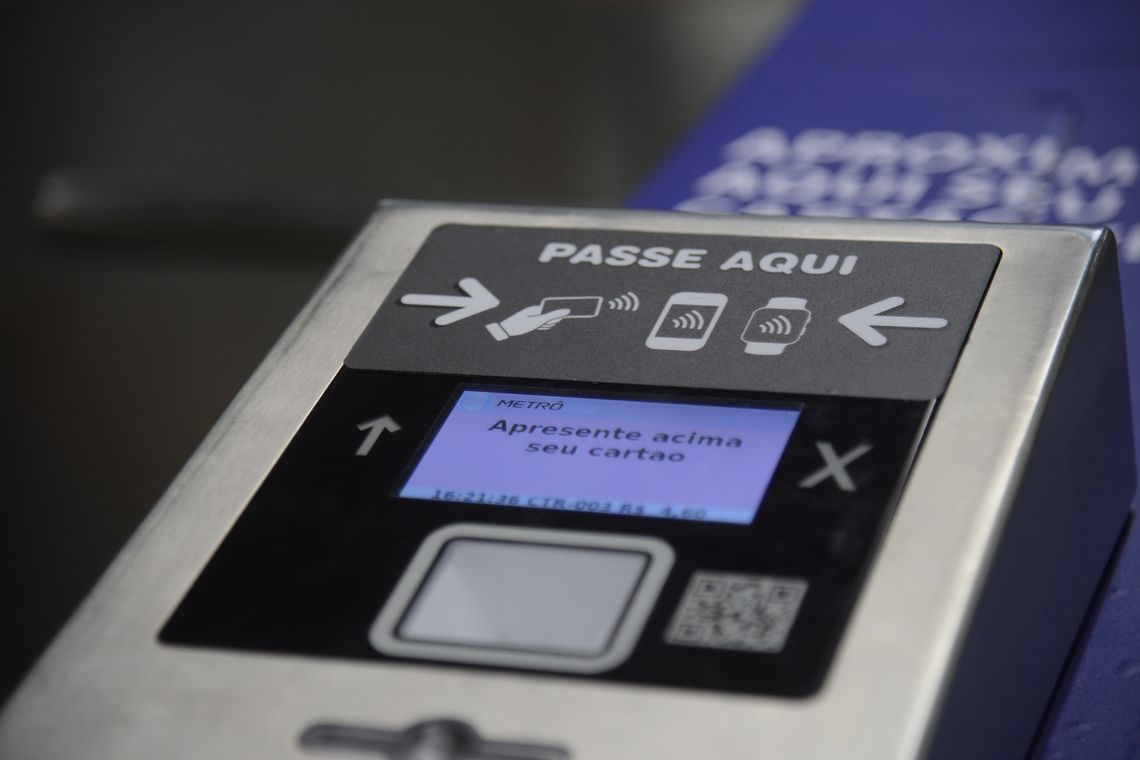 Fernando Frazão/Agência Brasil Metrô Rio lança serviço de pagamento da tarifa por tecnologia de aproximação, com cartões, celulares e outros dispositivos, diretamente nas catracas de embarque das estações.