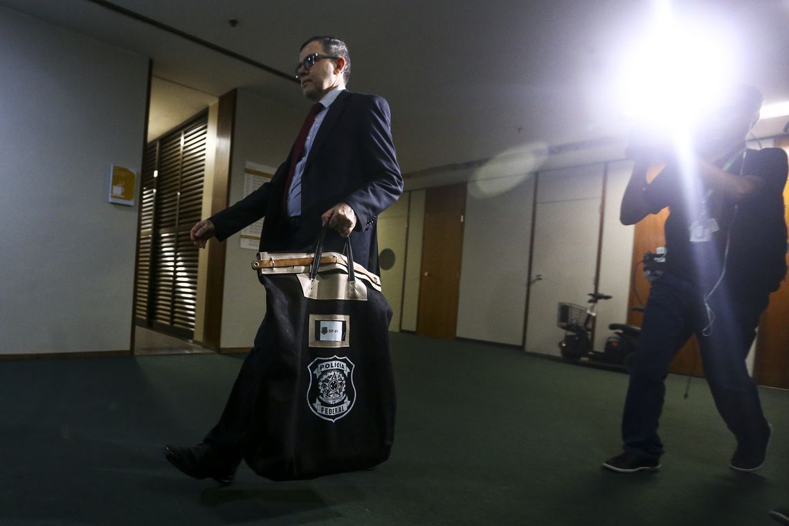 Marcelo Camargo/Agência Brasil Agentes da polícia federal deixam o gabinete do deputado Sérgio Souza, após realizarem busca e apreensão.