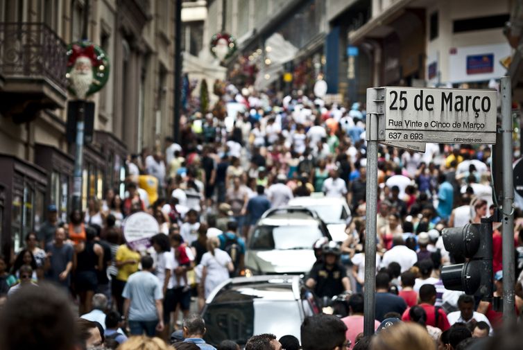 O movimento na Rua 25 de Março, maior centro de comércio popular de São Paulo