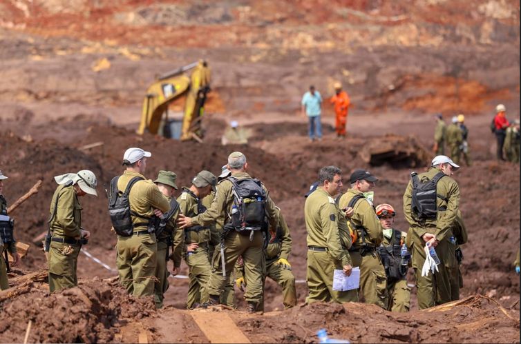 Militares israelenses durante buscas por vÃtimas em Brumadinho, onde uma barragem da mineradora Vale se rompeu.