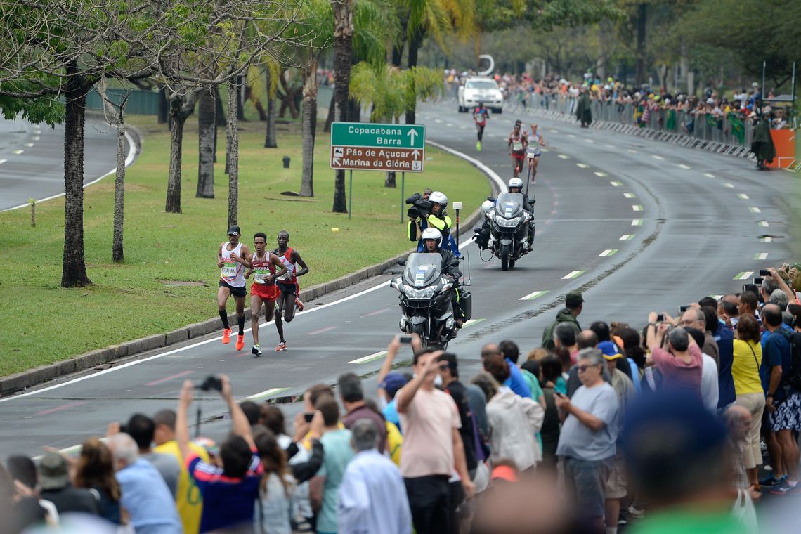 Tânia Rêgo/Agência Brasil Rio de Janeiro - Sob chuva forte atletas da maratona masculina passam pelo aterro do Flamengo (Tânia Rêgo/Agência Brasil)