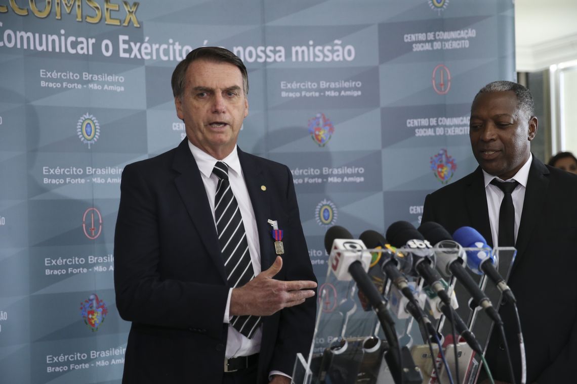 José Cruz/Agência Brasil O presidente eleito Jair Bolsonaro fala à imprensa, após receber uma honraria do Exército, a Medalha do Pacificador com Palma, entregue durante audiência fechada no Quartel-General do Exército, em Brasília.