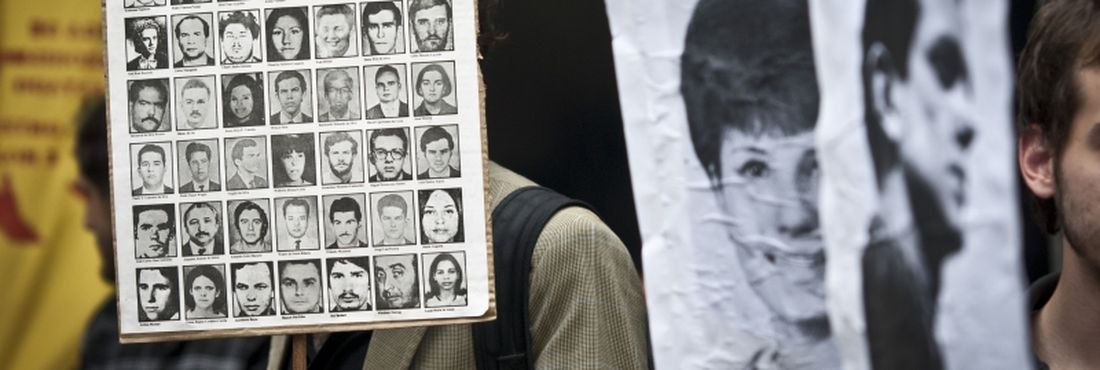 "Nunca mais mortos e desaparecidos" Em outubro de 2012 movimentos sociais, coordenados pelo Frente do Esculacho Popular, realizam ato na Avenida Paulista, em São Paulo, para expor publicamente ex-militares e policiais acusados de tortura e homicídios durante a ditadura militar