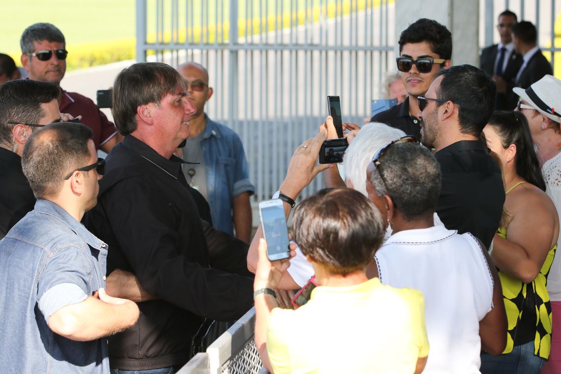 Presidente Jair Bolsonaro cumprimenta populares na entrada do Palácio da Alvorada