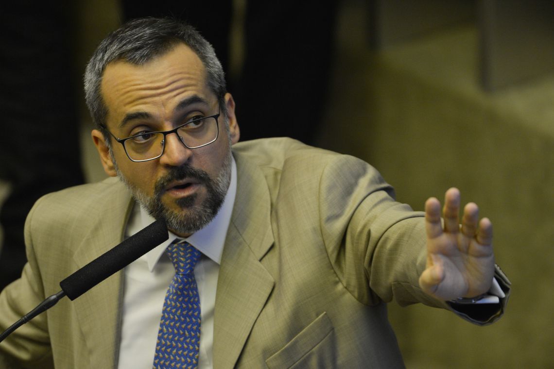 Fabio Rodrigues Pozzebom/Agência Brasil O ministro da Educação, Abraham Weintraub, na Câmara dos Deputados para detalhar como será feito o bloqueio de verbas de universidades públicas e institutos federais. O ministro foi convocado para falar sobre bloqueio de recursos.