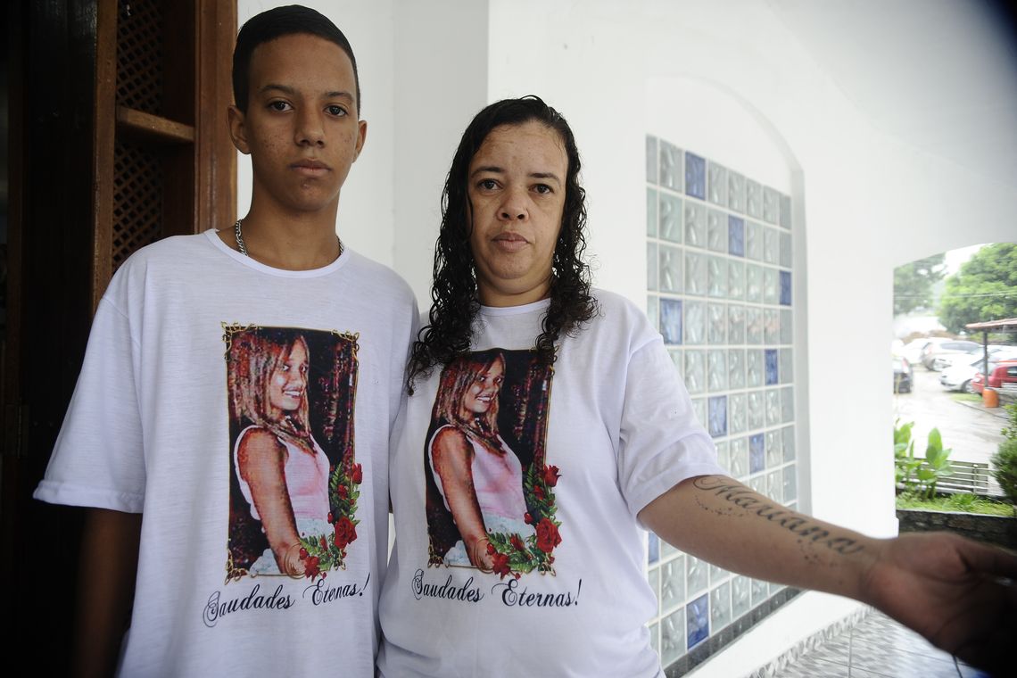 Tânia Rêgo/Agência Brasil Eduardo Rocha e Mariana Rocha, irmão e mãe da vítima Mariana Rocha, que morreu na tragédia,cobraram mais seguranças nas escolas. (Tânia Rêgo/Agência Brasil)