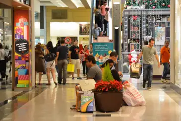 Shopping no centro de Brasília tem movimento intenso no último fim de semana antes do Natal/Valter Campanato/Agência Brasil Shopping no centro de Brasília tem movimento intenso no último fim de semana antes do Natal
