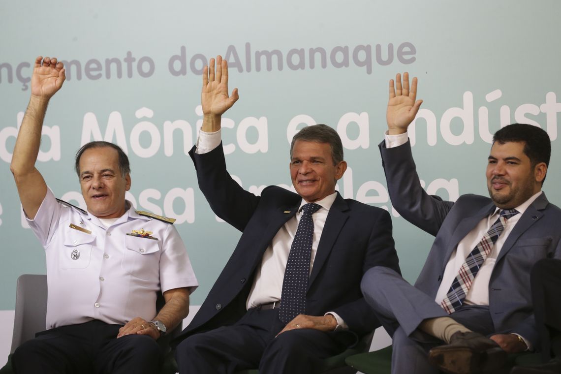 Antonio Cruz/Agência Brasil O Ministro da Defesa, Joaquim Silva e Luna e o escritor Mauricio de Souza, durante o lançamento do almanaque A Turma da Mônica e a Indústria de Defesa.
