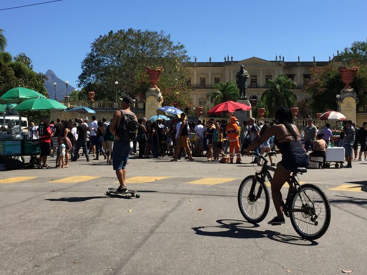 Quinta da Boa Vista recebe turistas e manifestação pelo Museu Nacional no Rio de Janeiro.