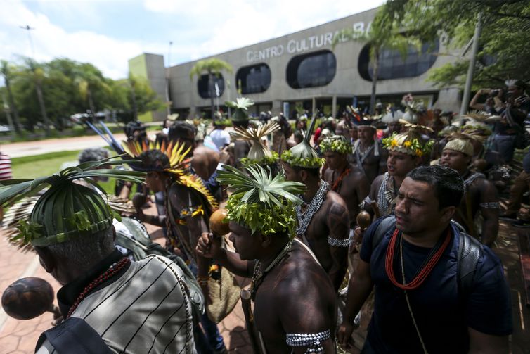 Representantes de povos indígenas vão ao CCBB entregar carta ao presidente eleito Jair Bolsonaro.