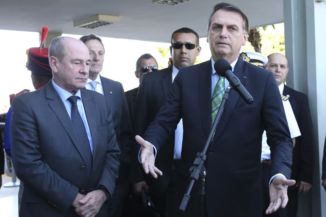 O presidente da RepÃºblica, Jair Bolsonaro, fala Ã  imprensa apÃ³s  almoÃ§o no MinistÃ©rio da Defesa. Ao lado o ministro da Defesa, Fernando Azevedo e Silva.