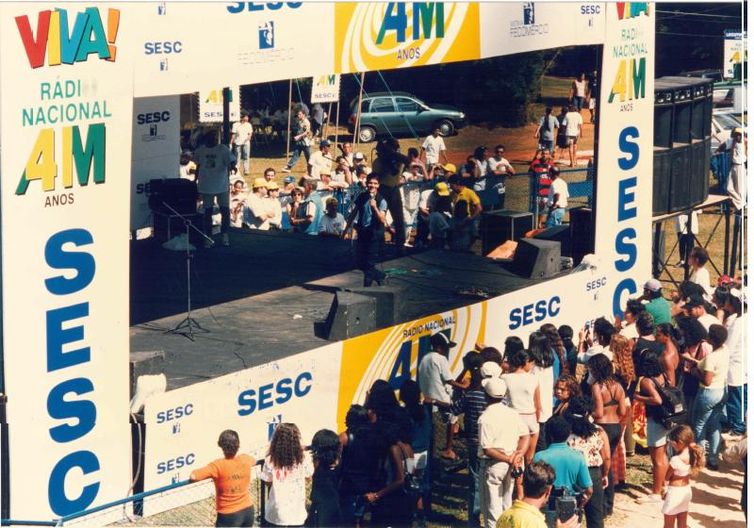 Marcello Casal Jr/Arquivo Agência Brasil Conteúdo cidadão. Nas décadas de 70 e 80, a Rádio Nacional de Brasília transita entre o entretenimento, com concursos de calouros, grandes shows