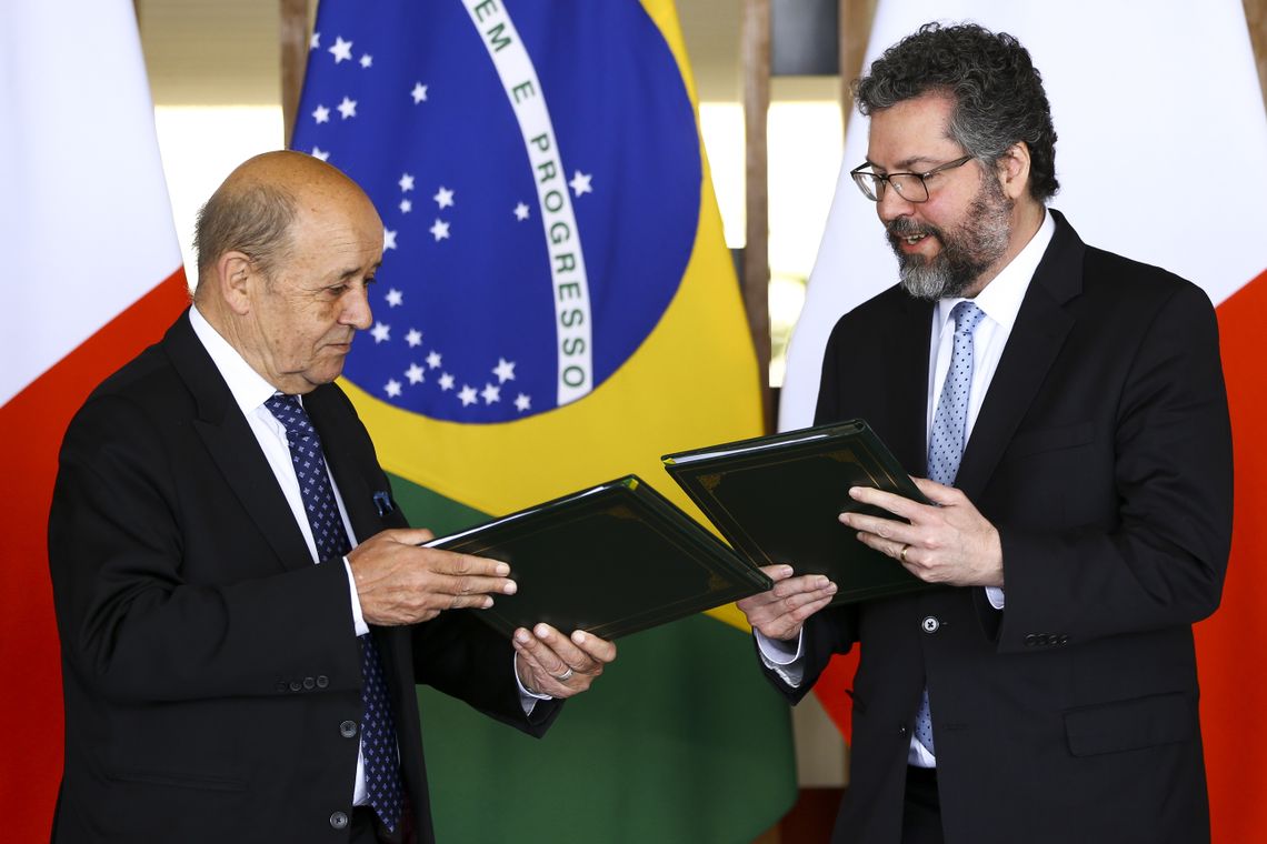 O ministro da Europa e dos Negócios Estrangeiros da França, Jean-Yves Le Drian, e o ministro das Relações Exteriores, Ernesto Araújo, durante declaração à imprensa, no Palácio Itamaraty.