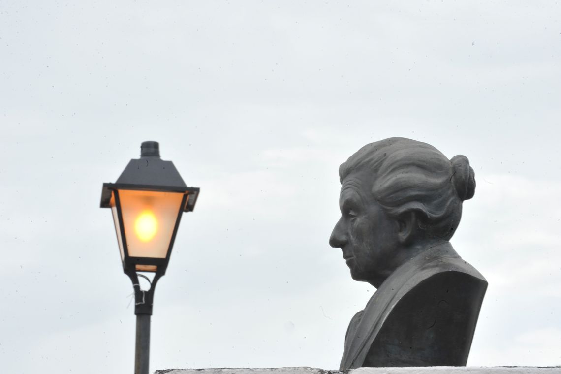 Busto de Cora Coralina em frente ao museu em homenagem à poetisa (Marcello Casal Jr/Agência Brasil)