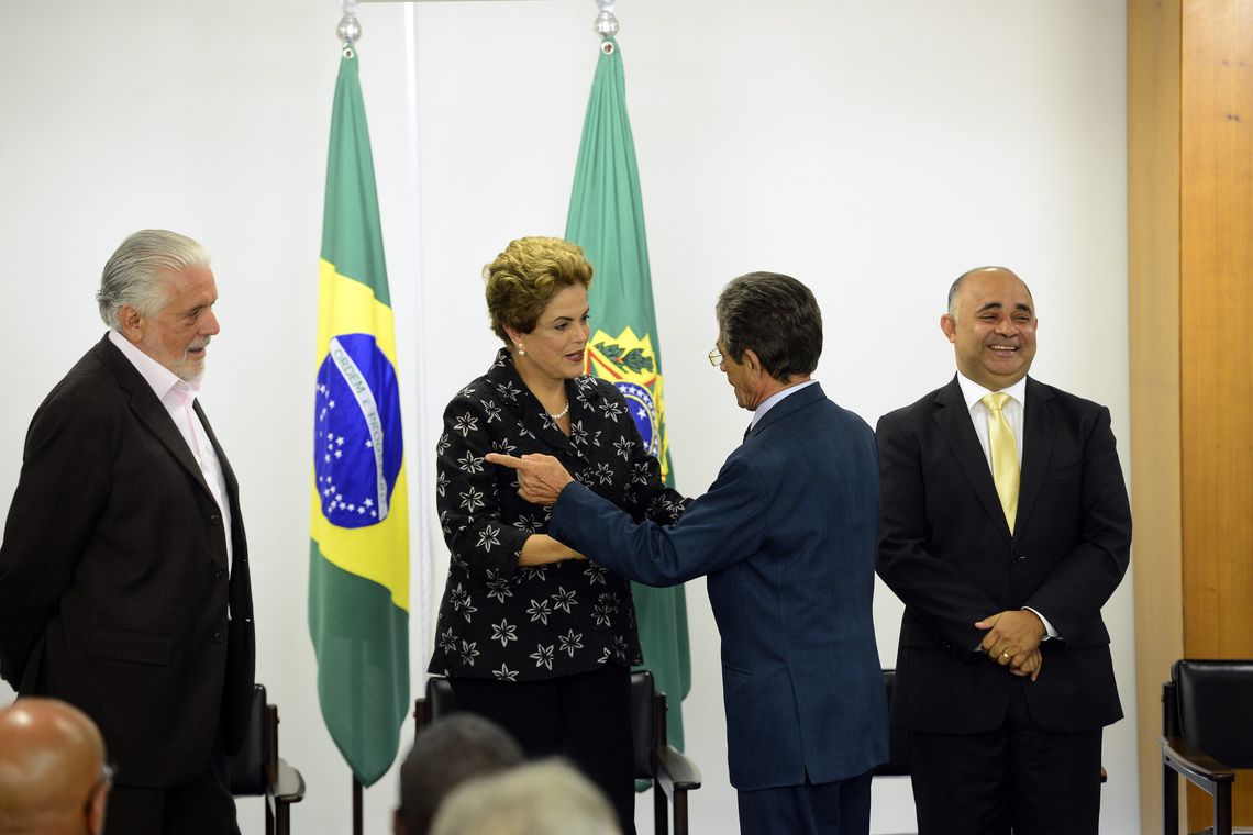José Cruz/Agência Brasil Brasília - A presidenta Dilma Rousseff participa da solenidade de assinatura de contratos de patrocínio de futebol (José Cruz/Agência Brasil)