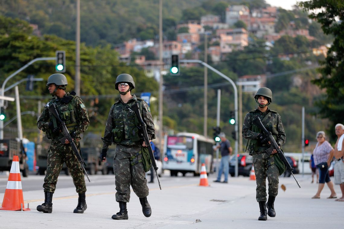 Fernando Frazão/Agência Brasil Militares do Exército participam de operação das forças de segurança na comunidade do Preventório, em Niterói.