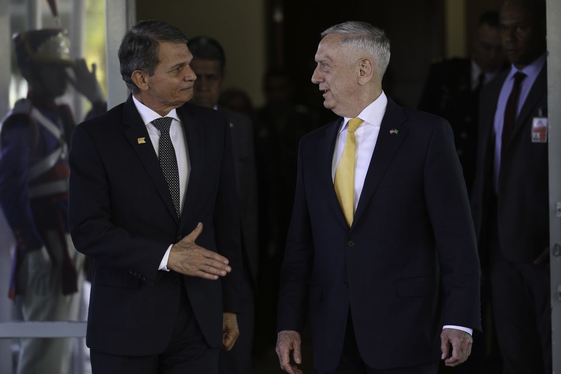 Fabio Rodrigues Pozzebom/Agência Brasil O ministro da Defesa, Joaquim Silva e Luna, e o secretário de Defesa dos Estados Unidos, James Mattis, após reunião no ministério.