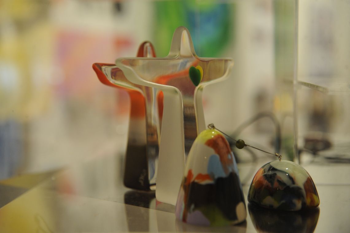 16 17:20:25 A exposição Com do Rio da Cabeça aos Pés: sem medo de ser Kitsch mostra a representação do RJ em souvenires desde os anos 20 até trabalhos contemporâneos no Centro Carioca de Design (Fernando Frazão/Agência Brasil)