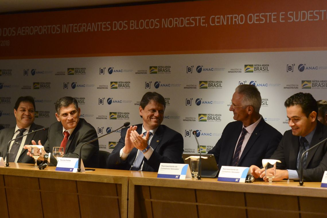 Rovena Rosa/Agência Brasil Os ministros da Secretaria de Governo, Alberto dos Santos Cruz, e da Infraestrutura, Tarcísio Gomes de Freitas, participam da coletiva de imprensa após leilão de 12 aeroportos brasileiros, na sede da B3 (Bovespa), em São Paulo.