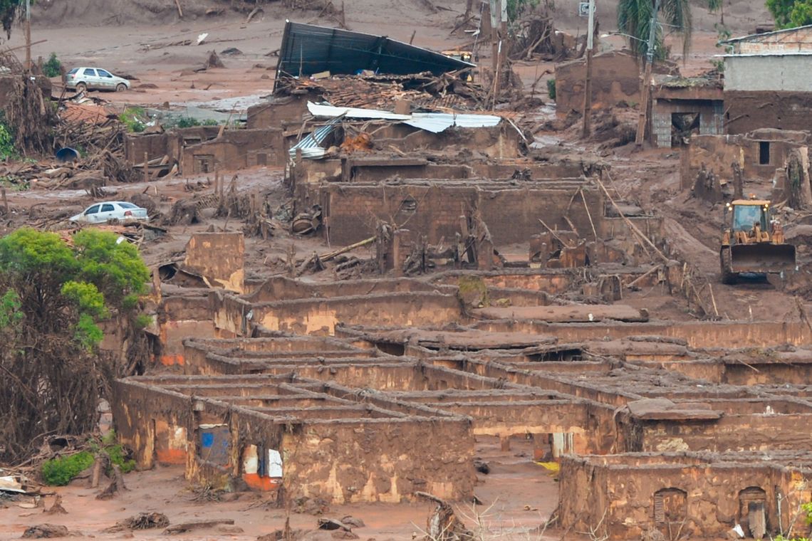 07 13:23:37 Mariana (MG) - Área afetada pelo rompimento de barragem no distrito de Bento Rodrigues, zona rural de Mariana, em Minas Gerais (Antonio Cruz/Agência Brasil)